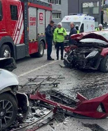 İstanbul'da iki otomobil kafa kafaya çarpıştı! Çok sayıda yaralı var^